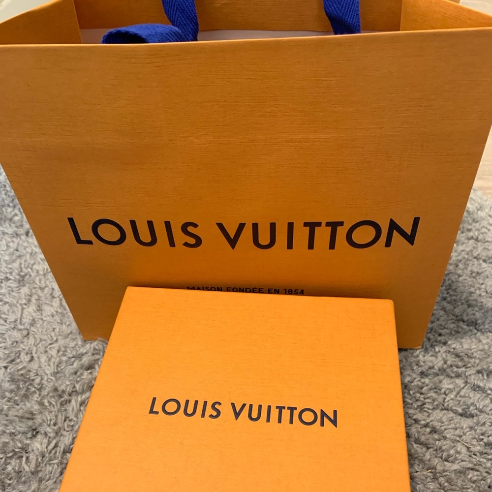Empty box and shopping bag.